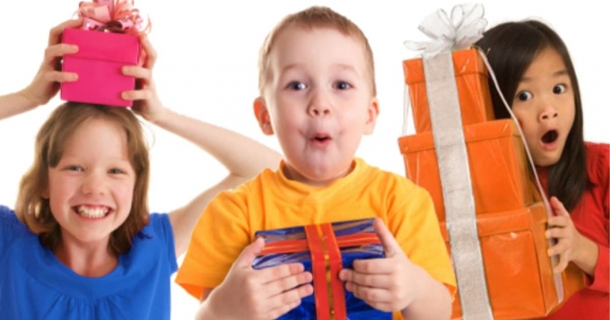 Gợi ý các món quà tặng 1-6 quốc tế thiếu nhi cho các bé trai gái giá rẻ tphcm